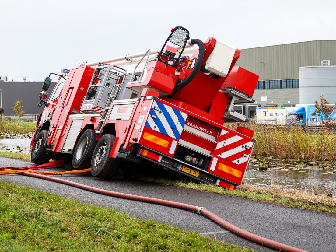 Niet alle hulpdiensten wisten makkelijk bij de molen te komen. Eén hoogwerker kwam vast te zitten in de drassige berm.