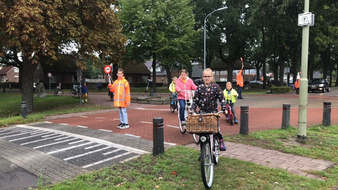 Niet op alle dagen staan er verkeersbrigadiers meer (Rechten: Janet Oortwijn/RTV Drenthe)