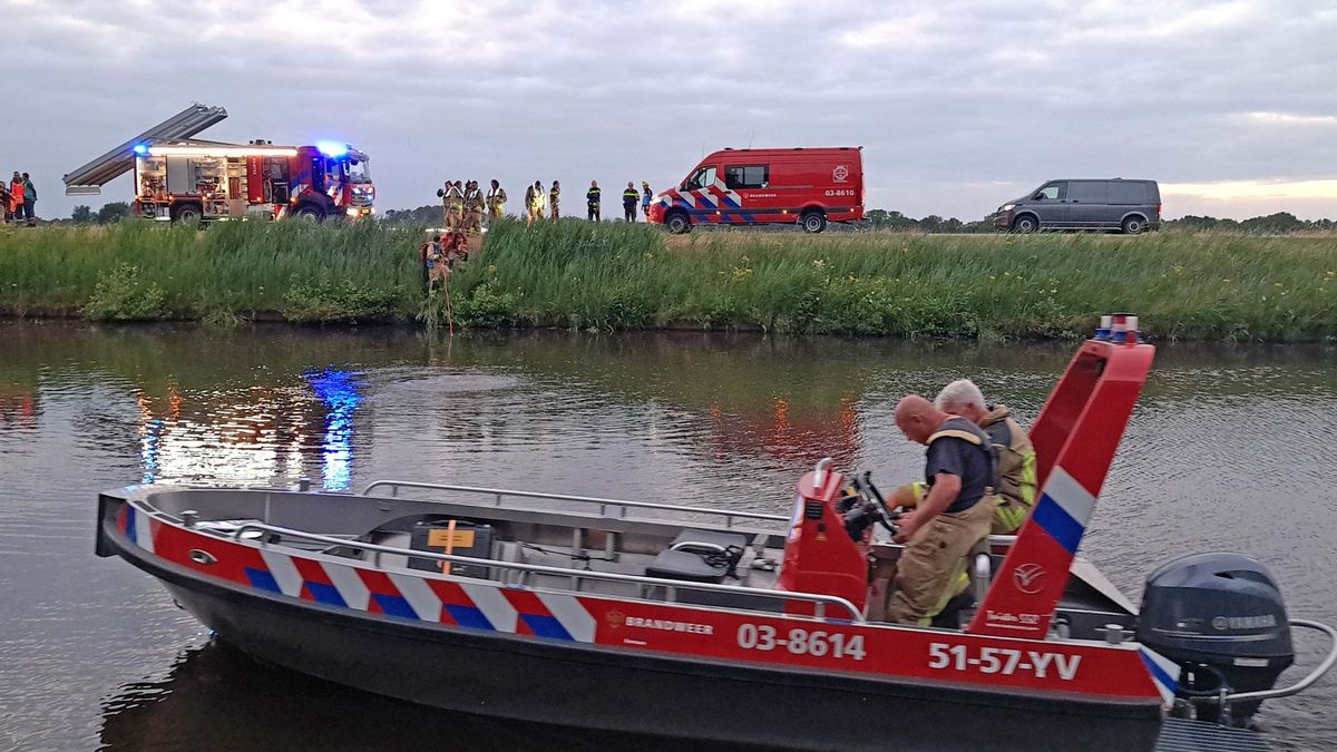 Duikers zoeken naar persoon in Stieltjeskanaal bij Coevorden