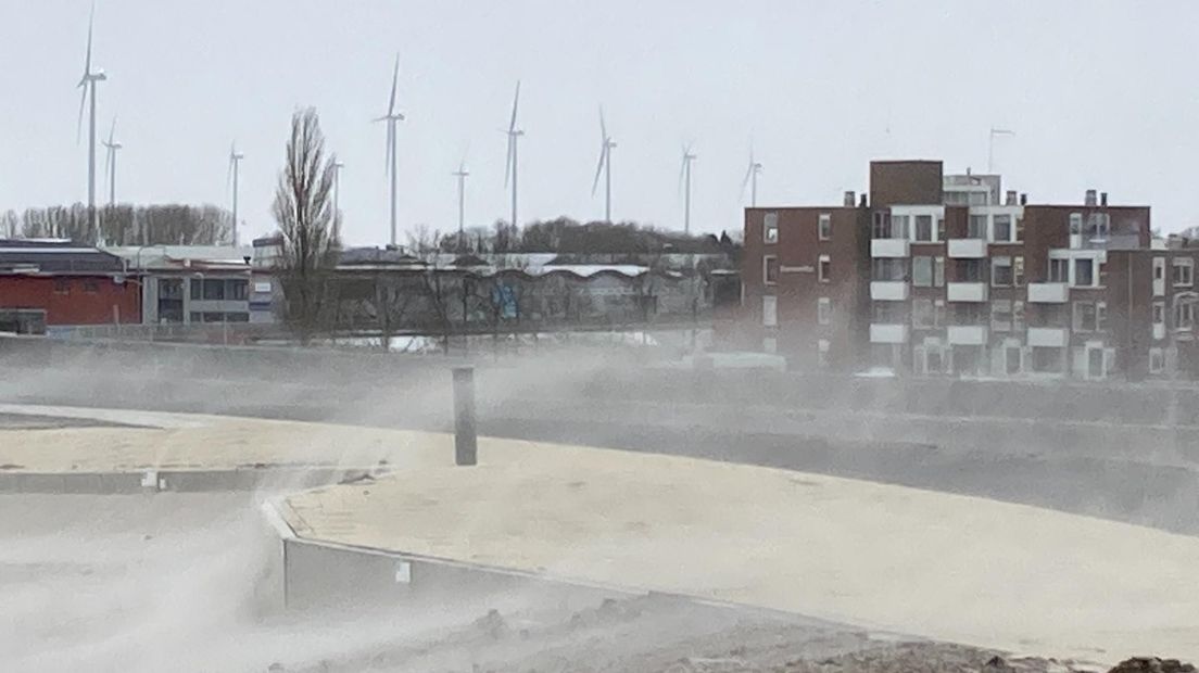 Stuivend zand bij het strand in Delfzijl