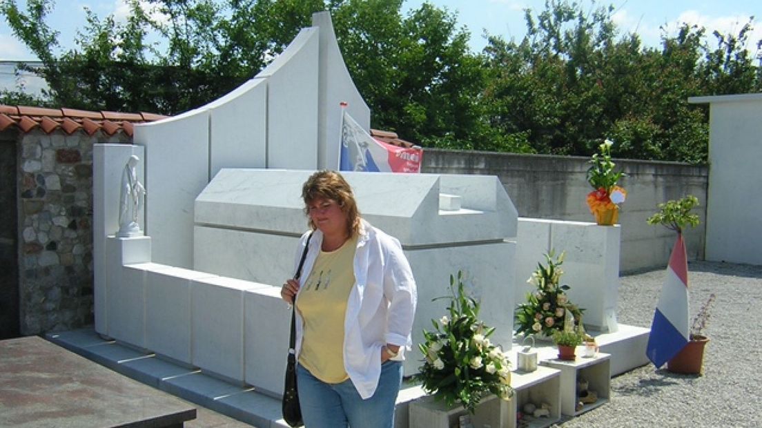 Claudia bij het graf van Pim Fortuyn in Italië