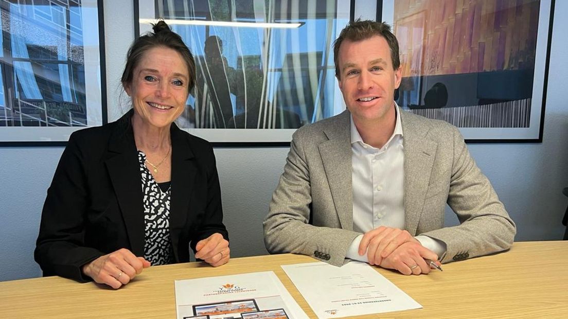 Yvonne van Gennip en wethouder Bredemeijer tekenen overeenkomst