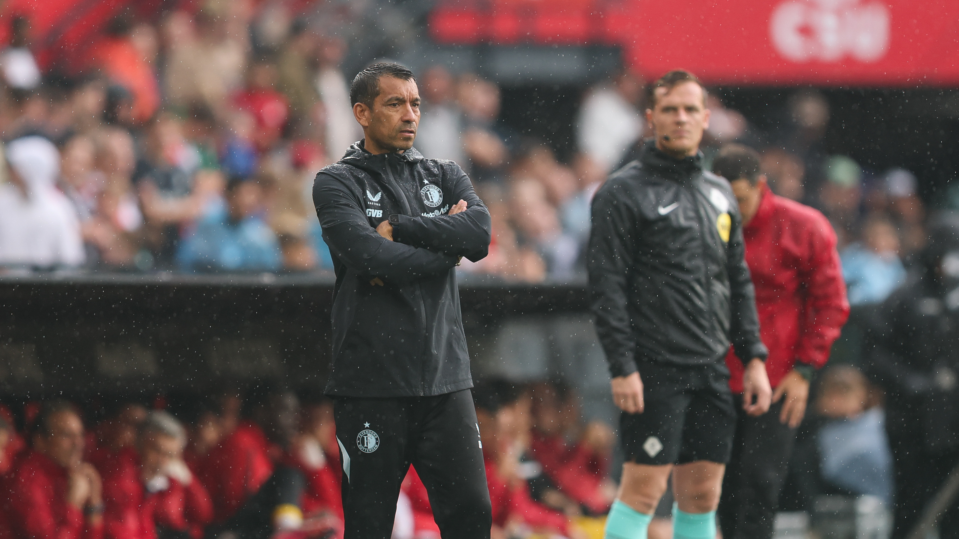 Giovanni van Bronckhorst langs de lijn bij Feyenoord