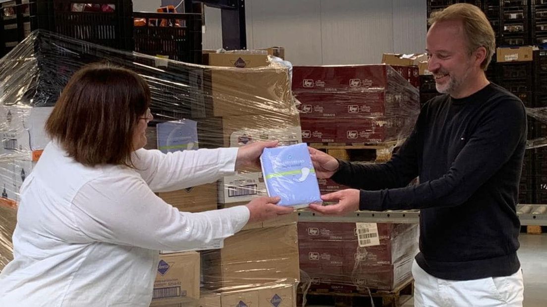 Voorzitter van Zonta overhandigt maandverband aan de Voedselbank