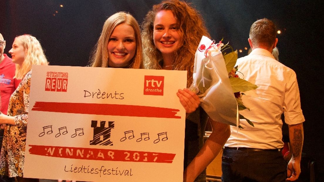 Isa Zwart (l) won vorig jaar het Liedtiesfestival (Rechten: Fred van Os/RTV Drenthe)