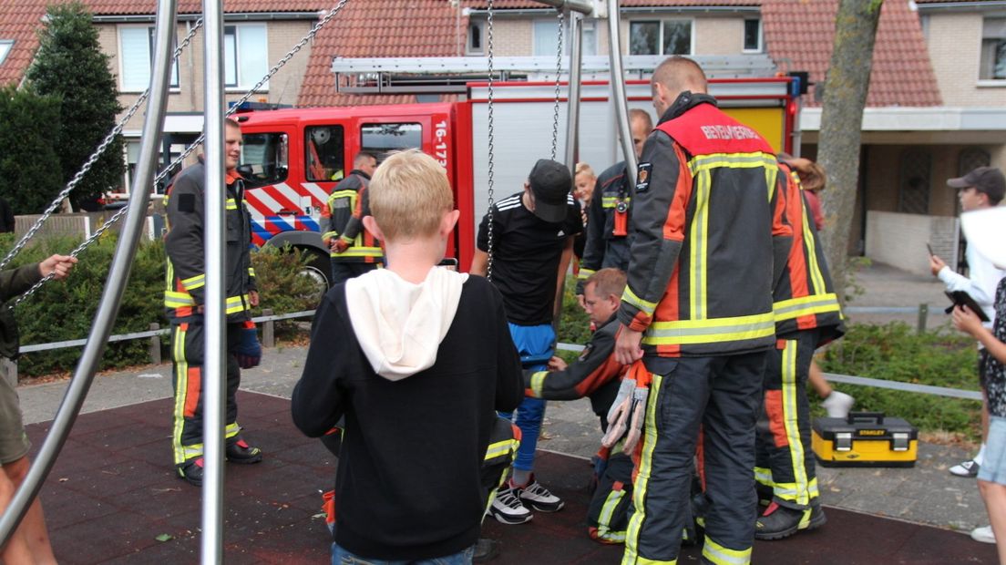 Brandweer bevrijd jongen die vastzat in schommel