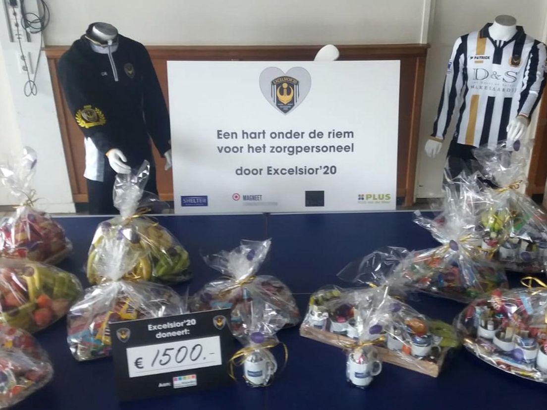 Vlietlandpersoneel krijgt voetbalkantinevoorraad snoep, koek en fruit