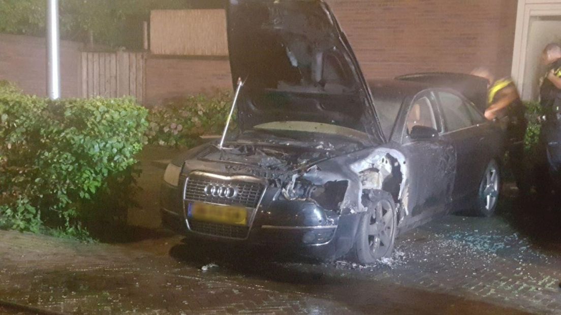 Auto in Almelo zwaar beschadigd door brand
