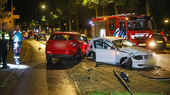 Ravage na auto-ongeluk, bestuurder en bijrijder gewond. Ravage na auto-ongeluk, bestuurder en bijrijder gewond.