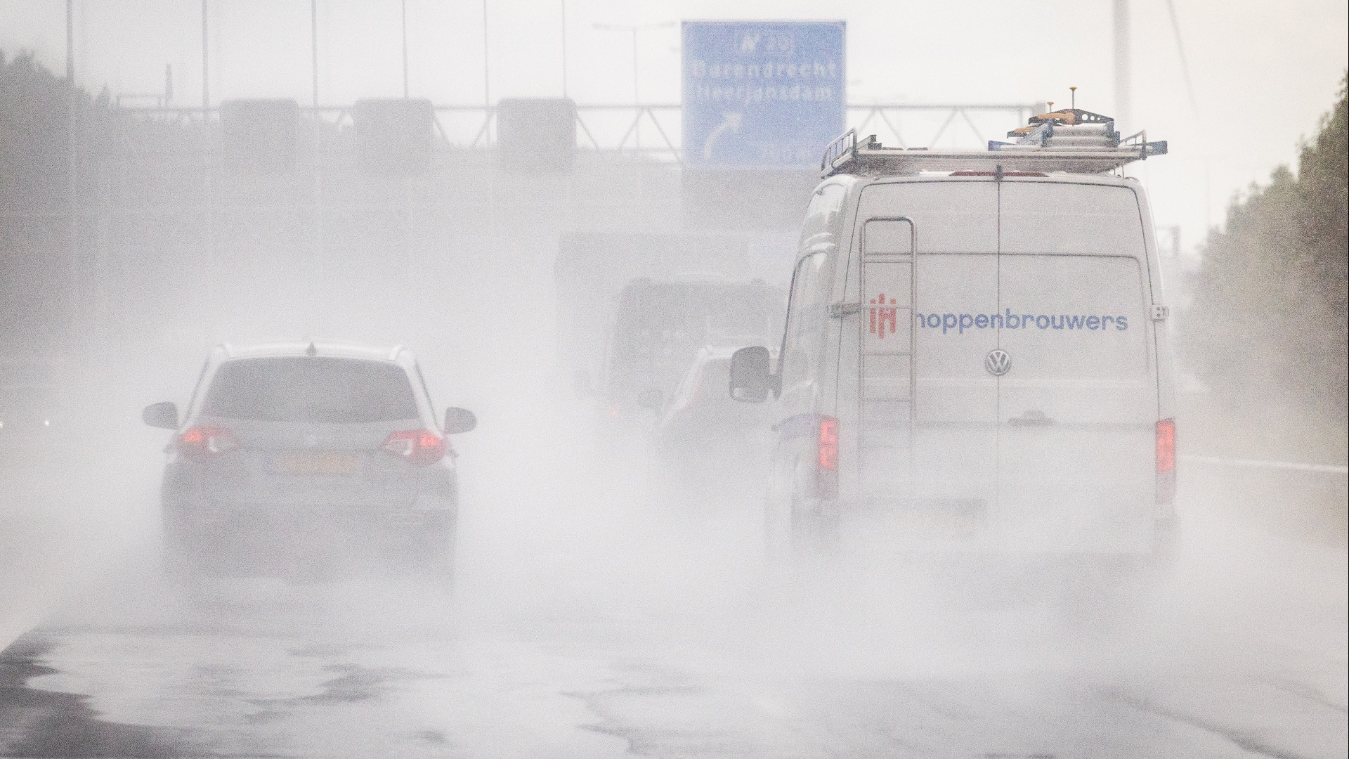 Een kletsnat wegdek op de A29.