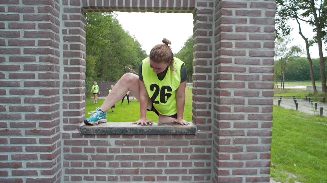 Deelnemer op de hindernisbaan van de Johannes Post Kazerne