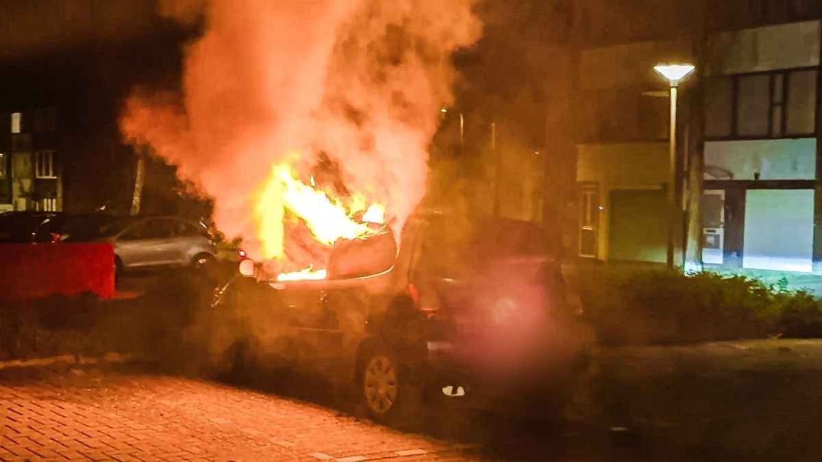 Auto brandt volledig uit in Enschede,