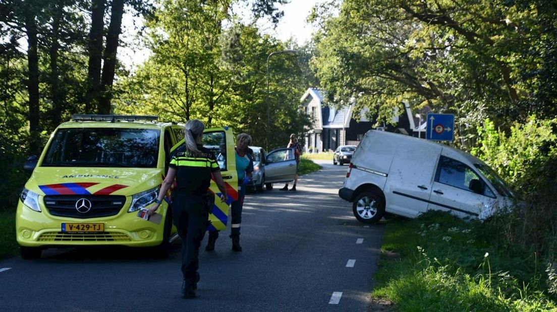 Bestelbus slaat over de kop in Boekelo