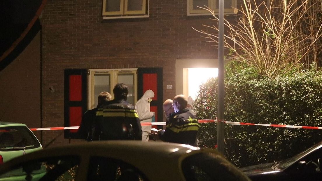 In een huis aan de Kraaijenbergstraat in Hattem is maandagavond een dode vrouw gevonden.