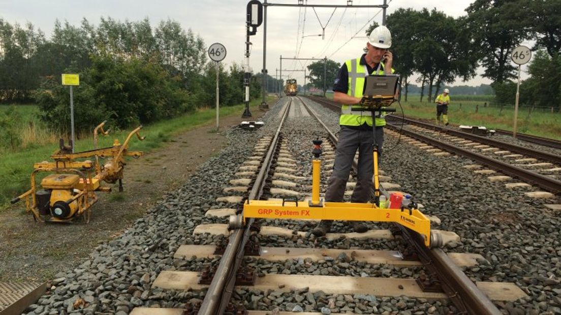 Meten of het nieuwe spoor er strak en recht in ligt (Rechten: Serge Vinkenvleugel / RTV Drenthe)