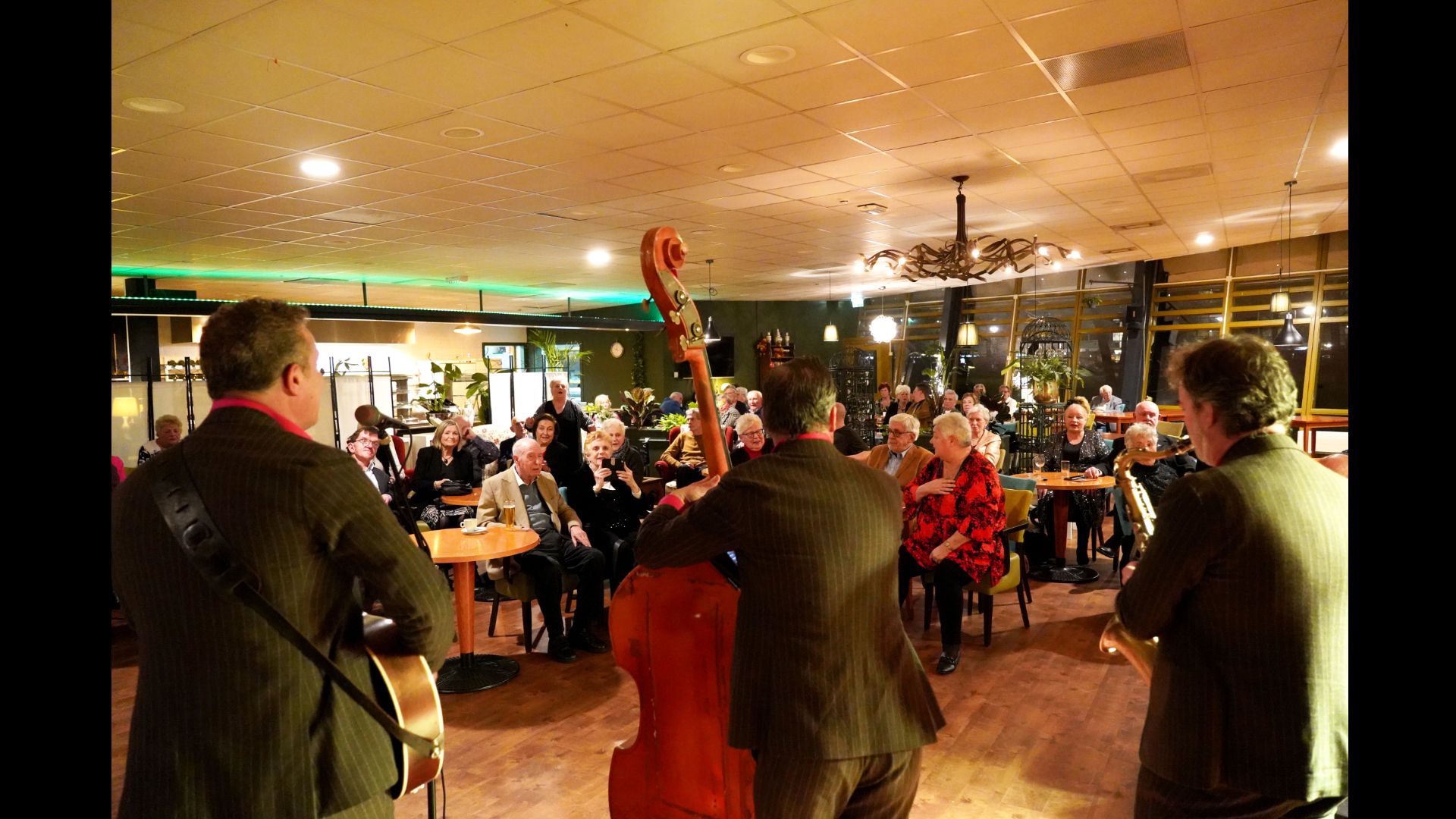 Bij de Rotterdamse Artiesten Club zijn ze in de war over hoelang de club bestaat, maar in ieder geval lang genoeg voor een feestje foto