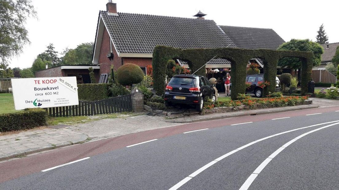 Auto belandt in tuin in Hengelo