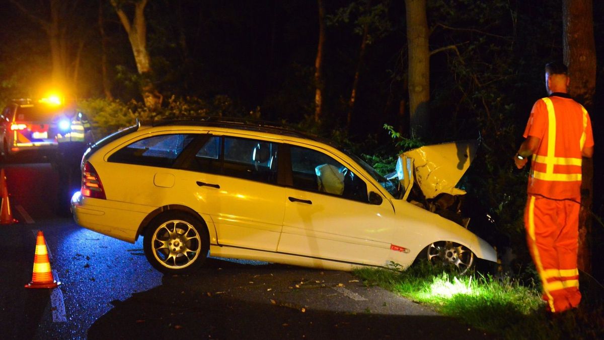 Bestuurder laat auto achter na ongeval Haelen