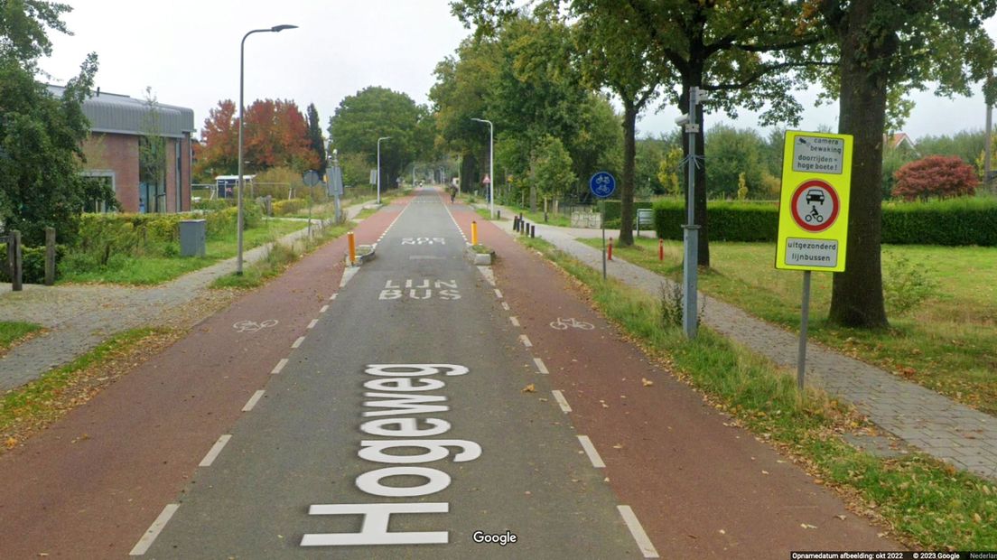 De bussluis op de Hogeweg met rechts waarschuwingsbord en daarachter de camera tegen overtreders.