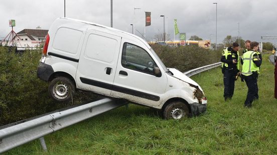 Busje vast op vangrail langs A2