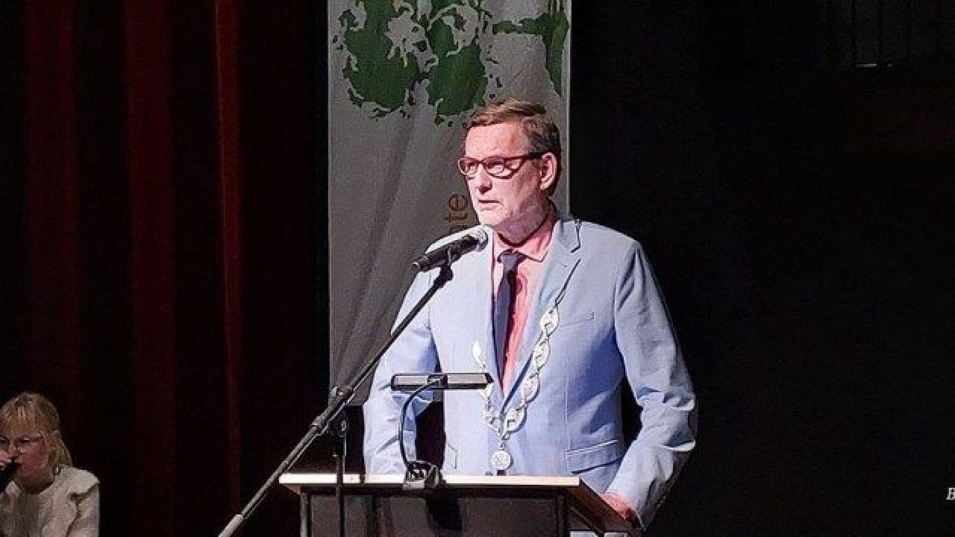 Burgemeester Anton Stapelkamp van de gemeente Aalten is onderscheiden met een medaille van de Duitse Brandweervereniging.