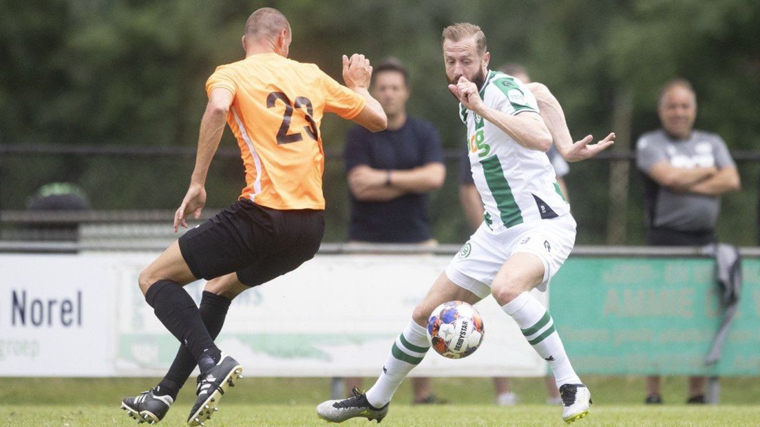 FC Groningen-spits Kevin van Veen in duel met een verdediger van Deinze