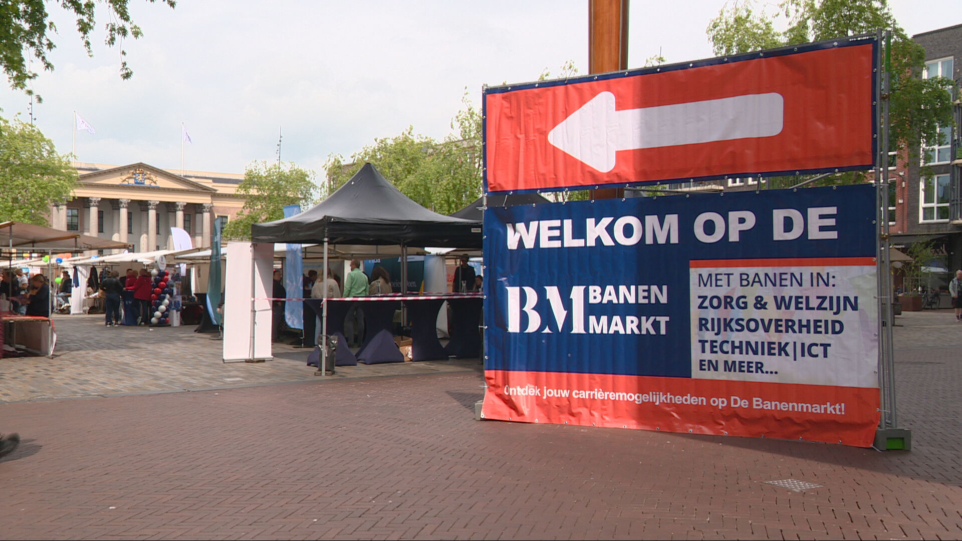 In soad fakatueres en in soad minsken op de banemerk yn Ljouwert