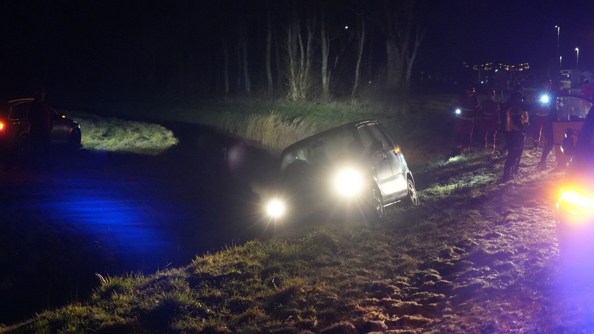 112-nieuws: Grote brand in loods Blijham • Auto tegen boom in Meeden