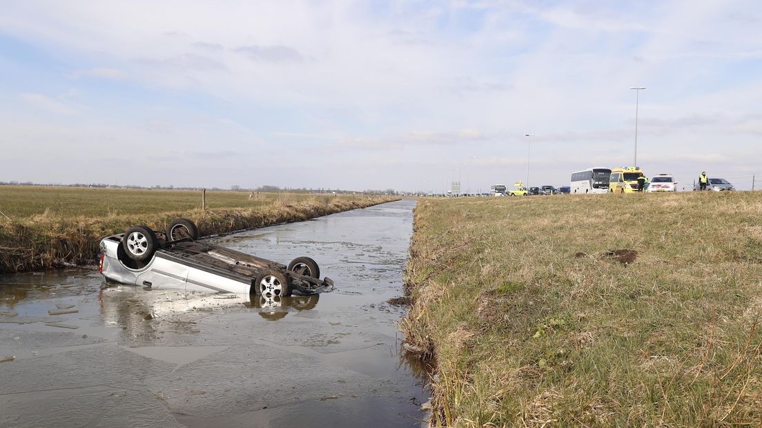 Auto in de sloot bij Zwolle