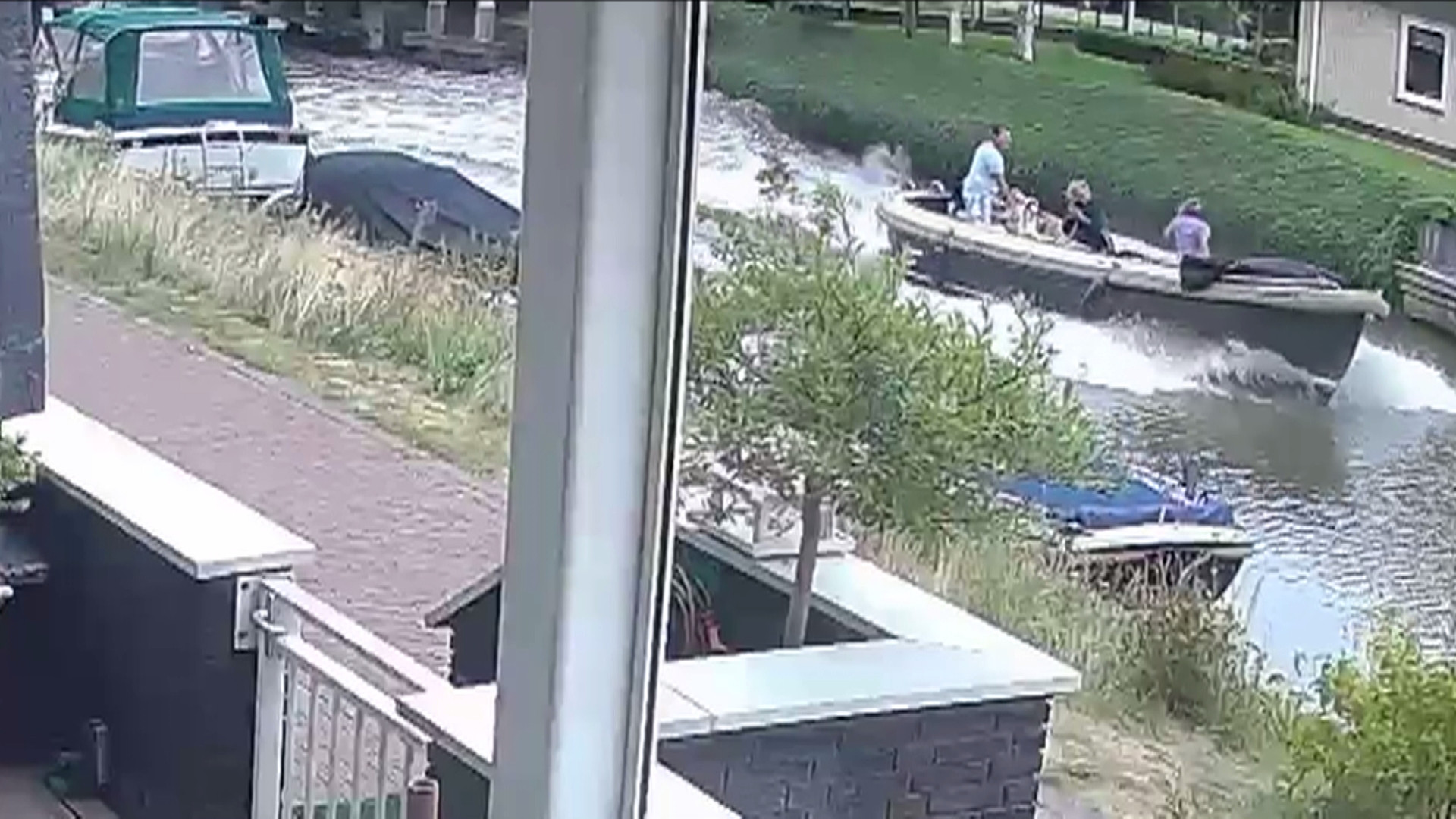 Sloep 'vliegt' over het water