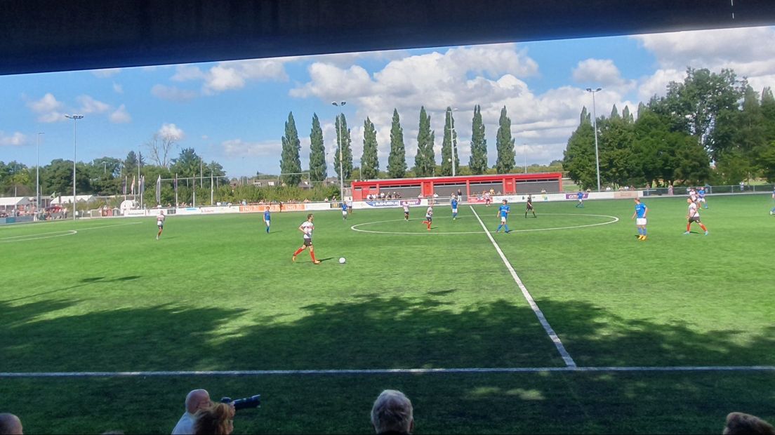 Beeld uit de derby Hoogland - Kampong, eerder dit seizoen op sportpark Langenoord