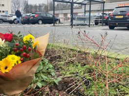 Er liggen bloemen bij winkelcentrum Walburg, waar het geweld plaatsvond