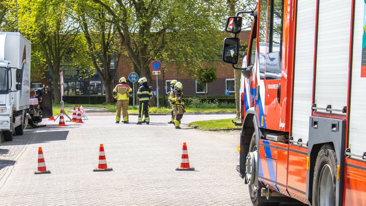 Gaslek in Sneek bij grondwerk, brandweer rukt uit