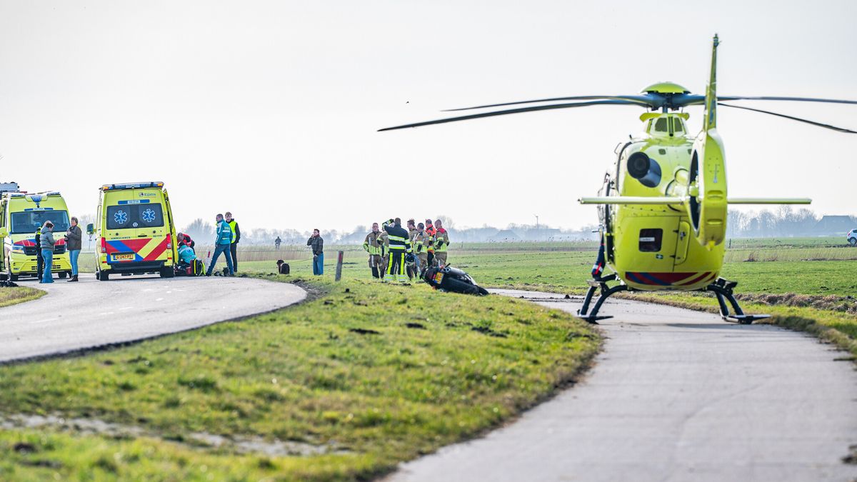 Auto vliegt van talud bij Idaerd en belandt in de bosjes