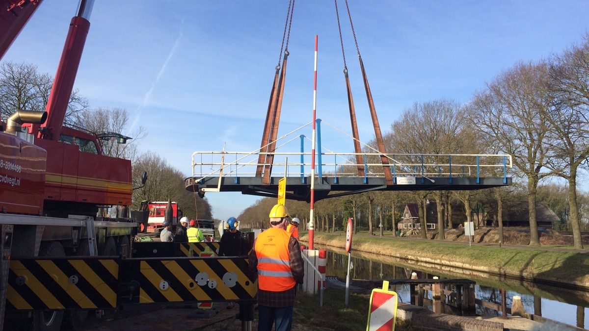 Vliegende brug in Oosterhesselen; provincie begonnen met vervanging