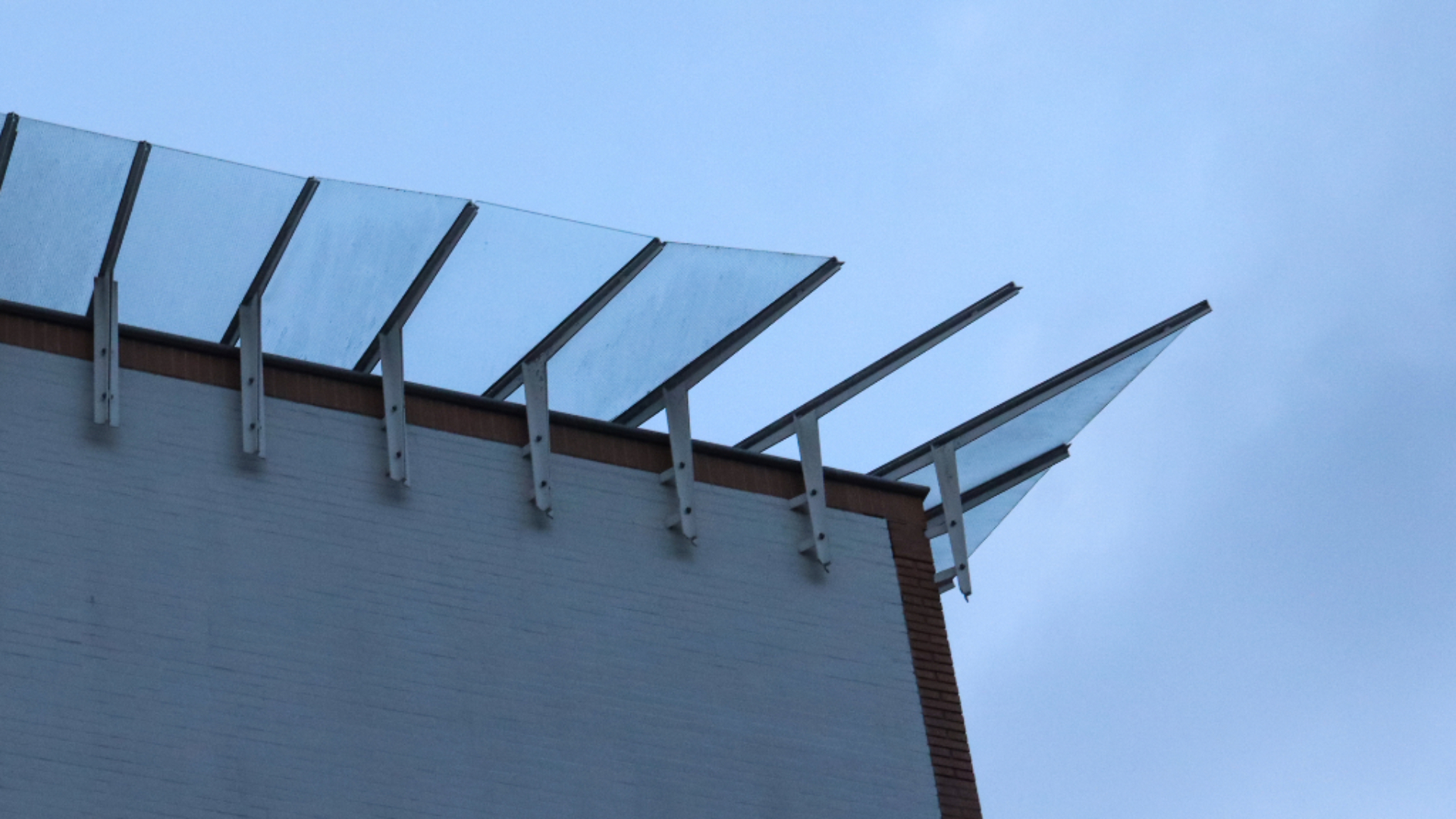 Door de harde wind waaiden enkele glasplaten van het gemeentehuis af.