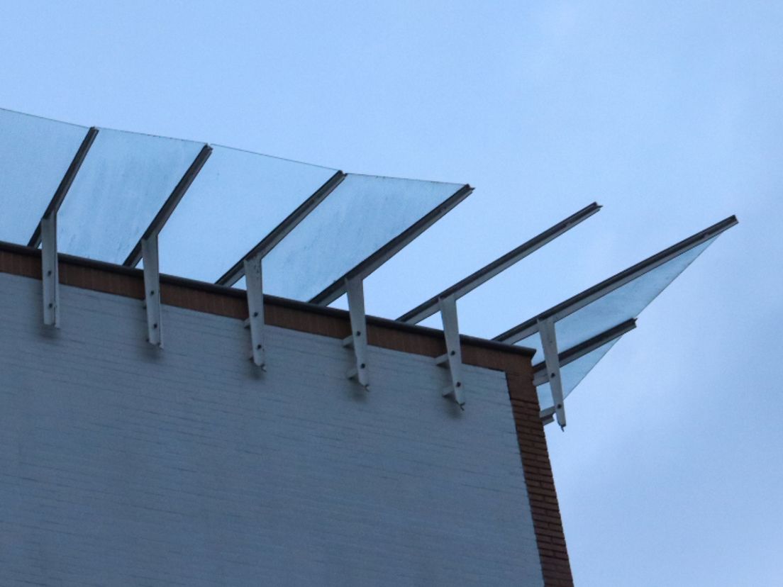 Door de harde wind waaiden enkele glasplaten van het gemeentehuis af.