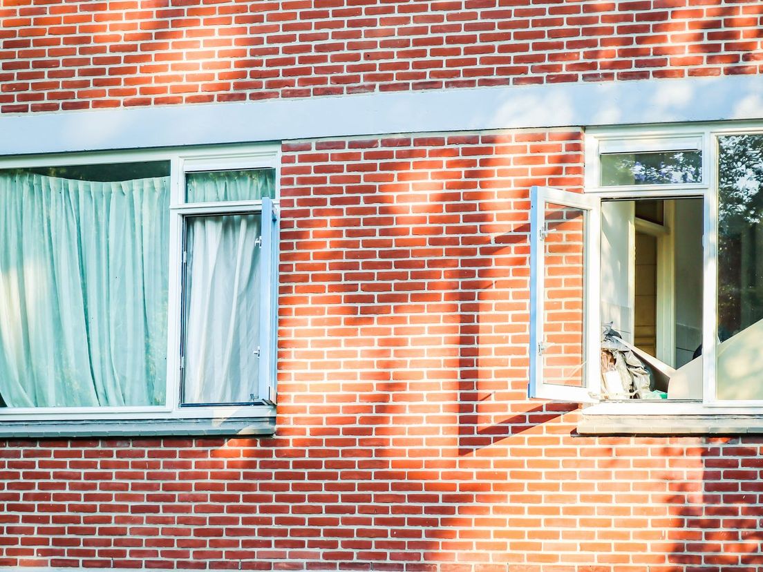 Uit de woning aan de Wilbertoord in Rotterdam-IJsselmonde zou een zeer doordringende geur zijn gekomen, lijkend op ammoniak