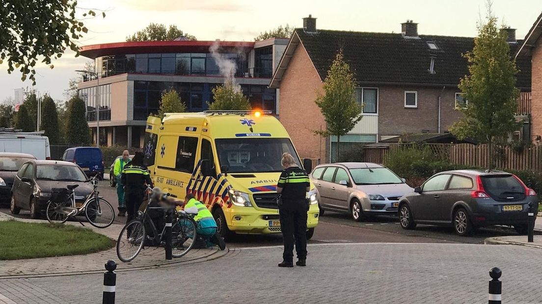 Een fietser is gewond geraakt na een botsing met een bestelbus