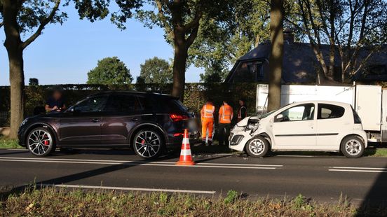 Bankje opnieuw in brand • lichtgewond na aanrijding