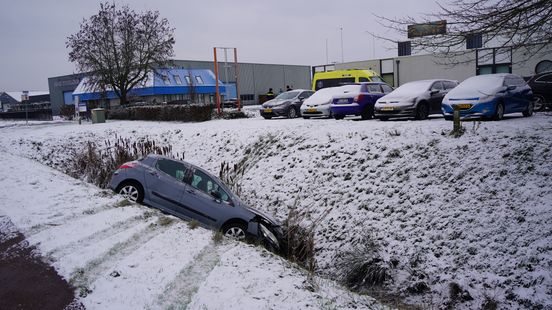 Auto belandt in sloot door glad wegdek Nieuws