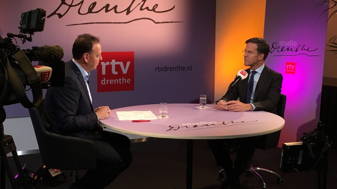 Premier Mark Rutte aan tafel bij Andries Ophof (Rechten: RTV Drenthe / Wolter Klok)