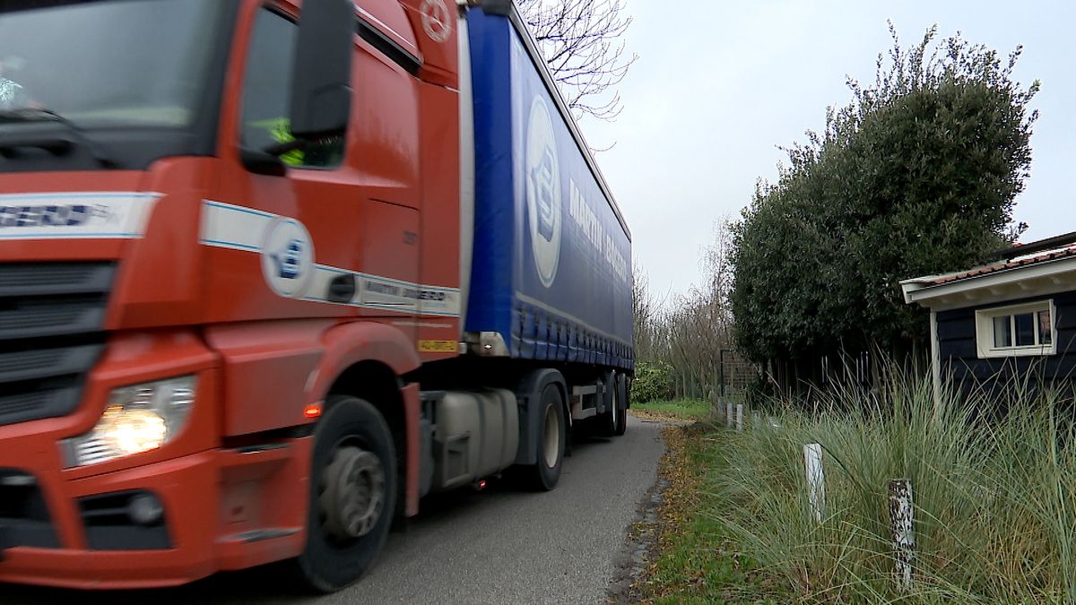 Bewoners vrezen dagelijks zeventig vrachtwagens door hun buurtschap: 'Bedrijf hoort thuis op industr