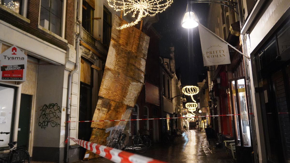 112 Nieuws: Losgelaten beplating vormt gevaar in Deventer | Twee gewonden bij aanrijding in Sibculo