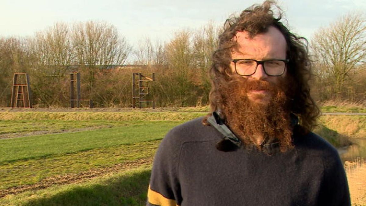 Deze metershoge letters in Oostkapelle hebben een belangrijke functie