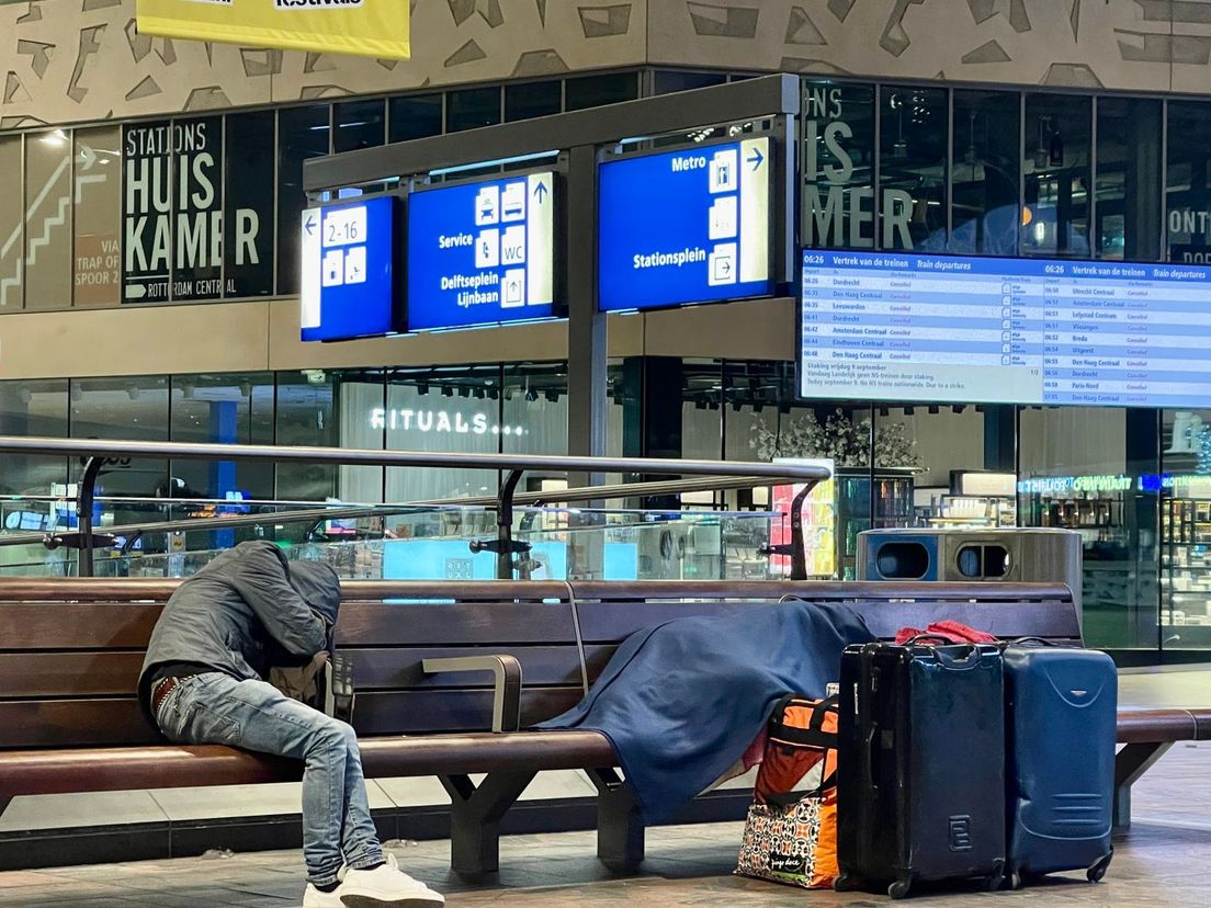 Een aantal mensen is gestrand op Rotterdam Centraal