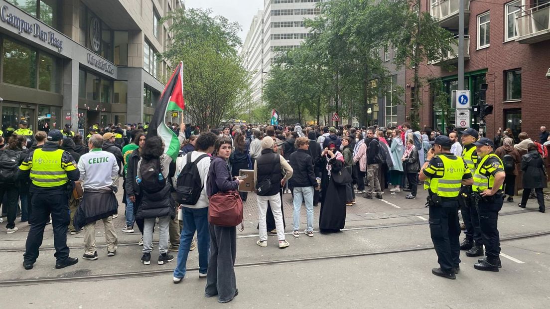 Situatie om 19.50 uur bij de Universiteit Leiden in Den Haag