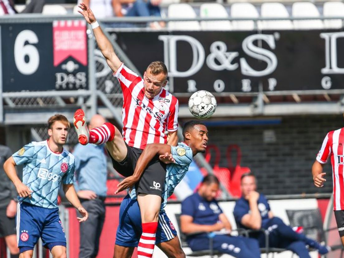 Lennart Thy in duel met Ryan Gravenberch. Abdou Harroui en de inmiddels weggestuurde Nicolás Tagliafico kijken toe. (VK Sportphoto - Mischa Keemink)