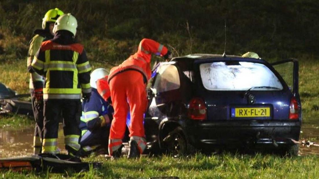 Grote belangstelling voor de cursus Auto te water zaterdag in Twello. Maar liefst 80 mensen lieten zich in een auto in het water storten.