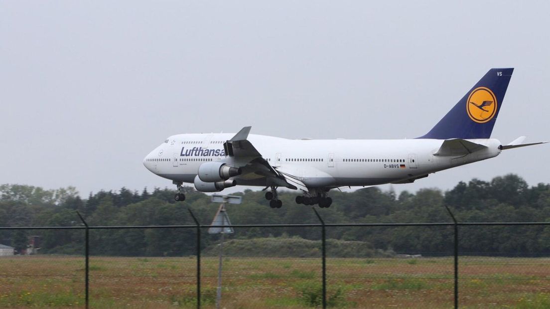 Laatste van zes Lufthansa-Boeings landt op Twente Airport